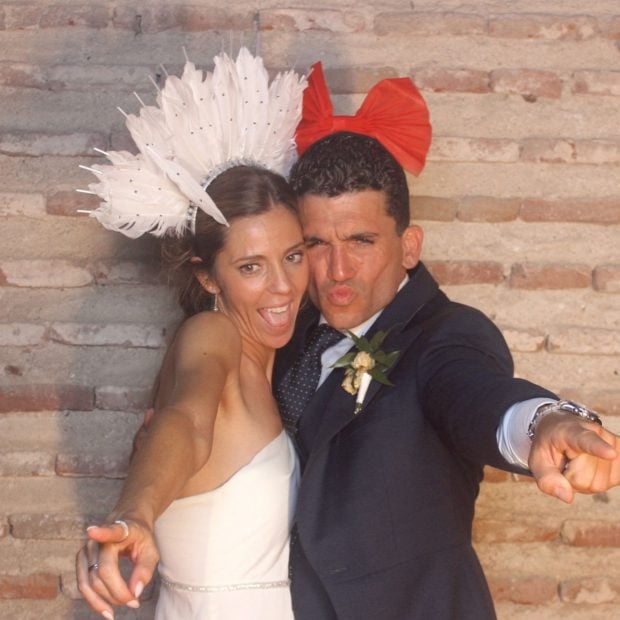 Jaime Lorente en su boda con Marta Goenaga. (Foto: Redes Sociales)