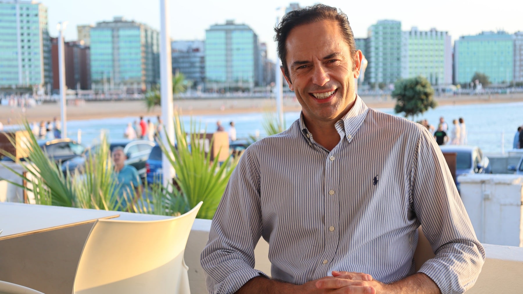 Jose Ángel Abad disfrutando de Gijón. (Foto: Nacho Sandoval)