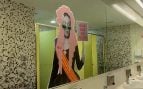 El lavabo de la facultad del acto del PSPV tiene la imagen de una bellea alicantina con la cinta de la senyera catalana
