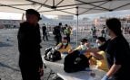 La ONG SAMU vacuna gratis y regala ropa a los invasores del nuevo campamento del Puerto de Ceuta