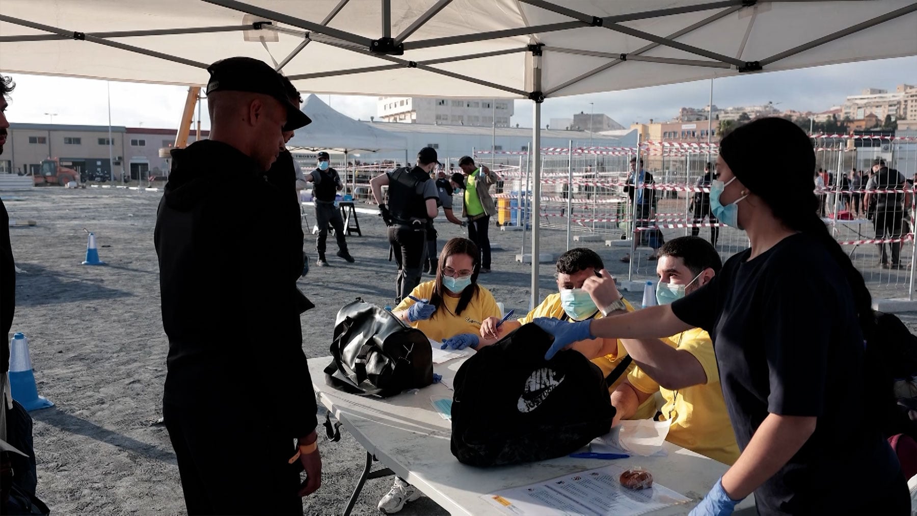 La ONG SAMU vacuna gratis y regala ropa a los invasores del nuevo campamento del Puerto de Ceuta