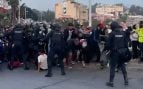 La Policía dispara al aire para neutralizar la avalancha de los invasores en su traslado al Puerto de Ceuta