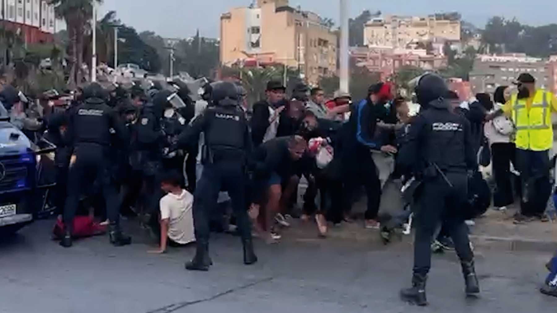 La Policía dispara al aire para neutralizar la avalancha de los invasores en su traslado al Puerto de Ceuta