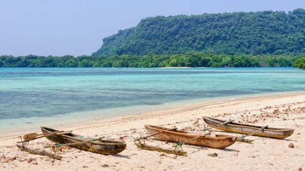 Canoas en la costa de Vanuatu. 