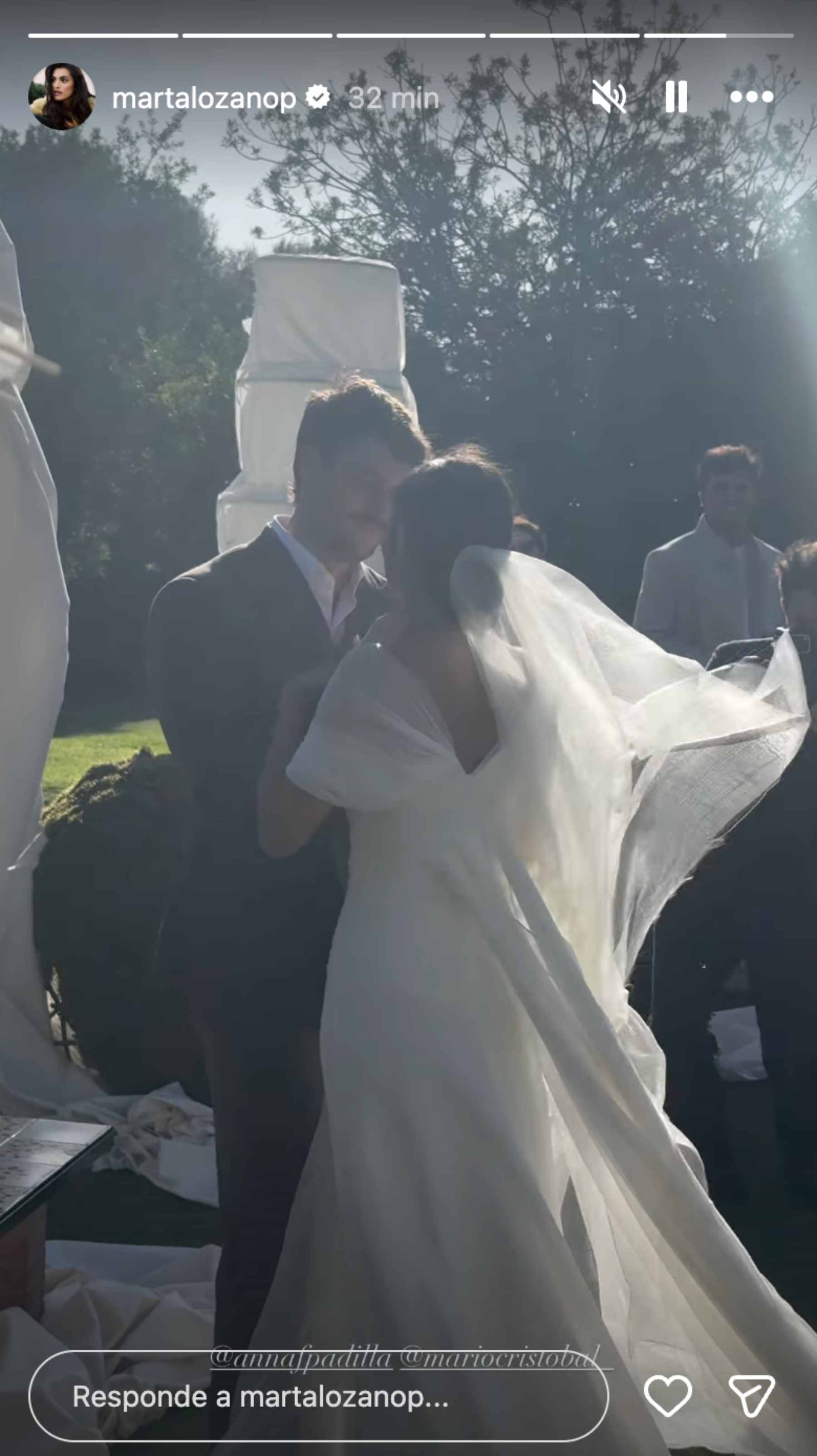 Anna Padilla a su llegada al altar. (@martalozanop)