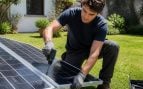 Paneles solares en el jardín