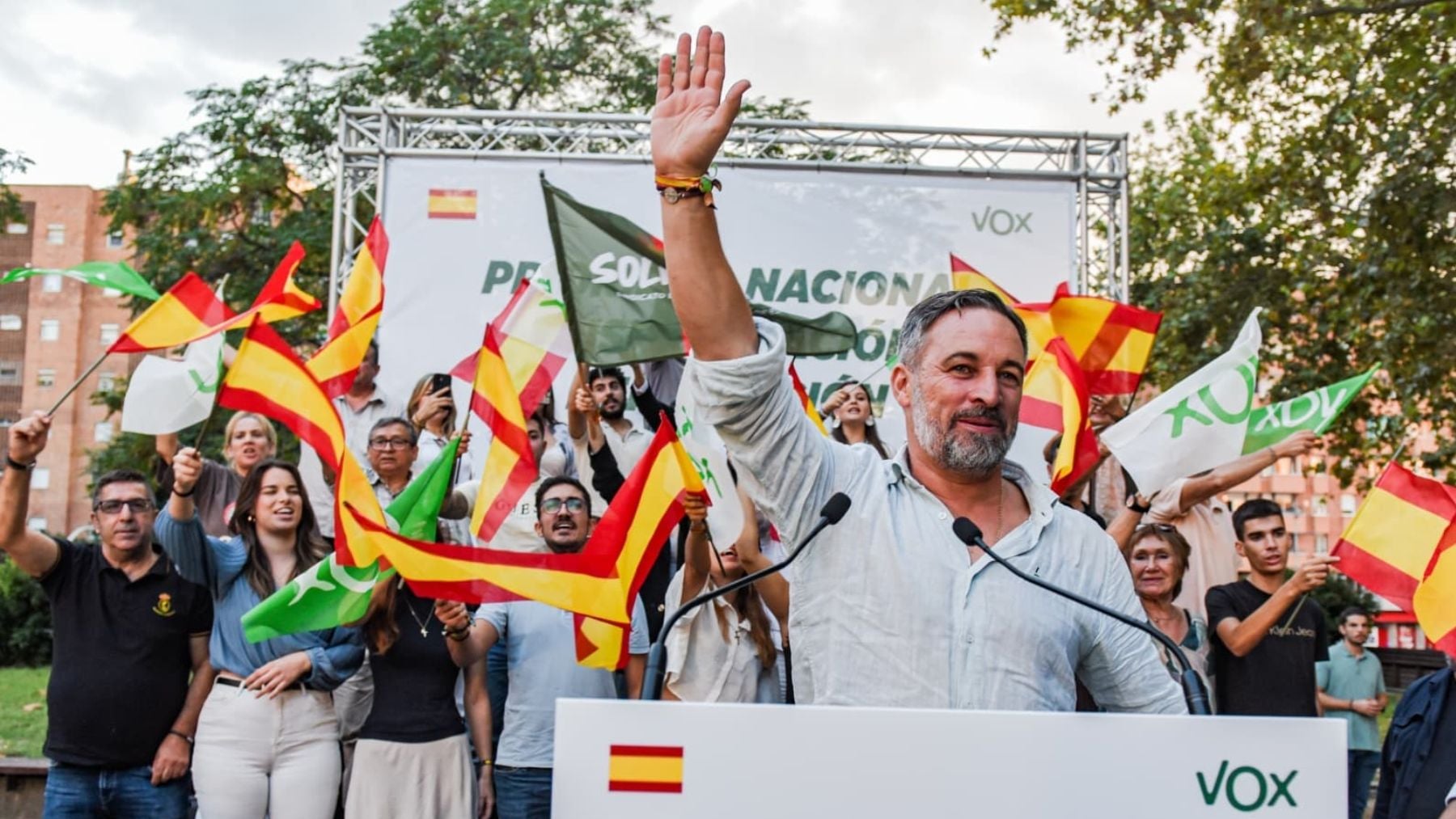 Abascal responde al intento de agresión arropado por sus seguidores en Tarragona: Esto es lo que no soportan los violentos