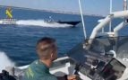 La Guardia Civil detiene a dos tripulantes de una narcolancha frente a la playa de Isla Cristina en Huelva