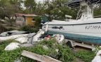 Barcos de recreo abandonados amontonados en un desguace náutico