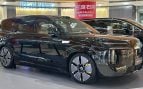 Un SUV Denza N8L de color negro expuesto en un concesionario