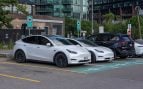Varios coches eléctricos conectados a un punto de recarga en el barrio de Liberty Village, en Toronto