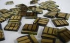 Célula solar de perovskita de estaño sostenida con pinzas en un laboratorio