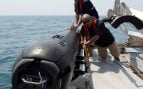Técnicos aseguran un vehículo submarino no tripulado Kingfish de la Armada de Estados Unidos