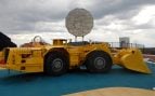Una pala cargadora minera de color amarillo expuesta junto al monumento Big Nickel de Sudbury, en Ontario