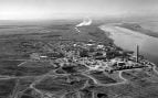Vista aérea de un reactor de plutonio del complejo nuclear de Hanford junto al río Columbia