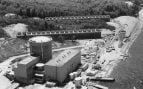 Vista aérea de la central nuclear de Palisades, a orillas del lago Míchigan, durante su construcción