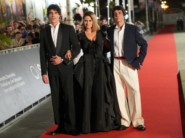 Los Javis y Penélope Cruz. (Foto: Europa Press)