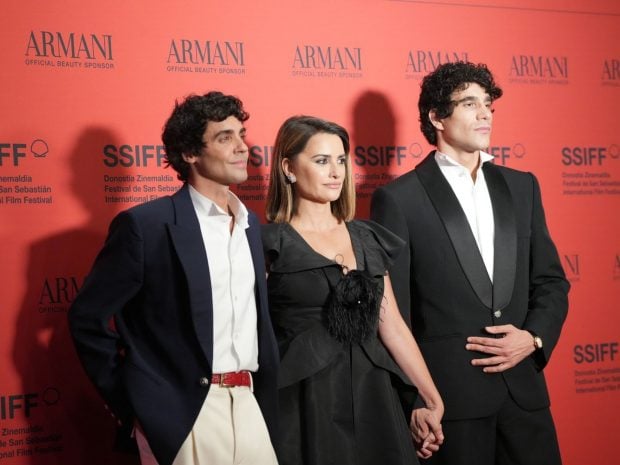 Los Javis y Penélope Cruz. (Foto: Europa Press)