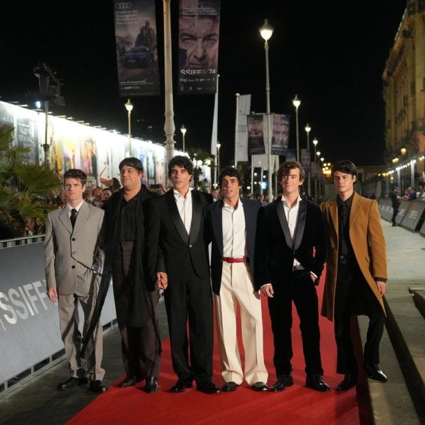 Parte del elenco de 'La bola negra'. (Foto: Europa Press)
