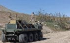 Vehículo terrestre no tripulado Mission Master Silent Partner transportando munición junto a marines