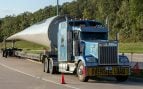 Camión transportando una pala de aerogenerador por carretera en Estados Unidos