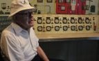 Un veterano sentado ante el panel de control del reactor nuclear SM-1 desactivado del Ejército de Estados Unidos
