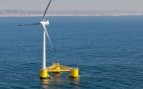 Prototipo de aerogenerador flotante WindFloat en el mar frente a Portugal