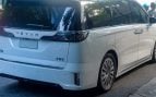 Un monovolumen Voyah Dreamer de color blanco, el modelo actual de la marca china de Dongfeng