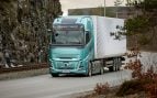 Camión eléctrico Volvo FH Aero Electric circulando por carretera