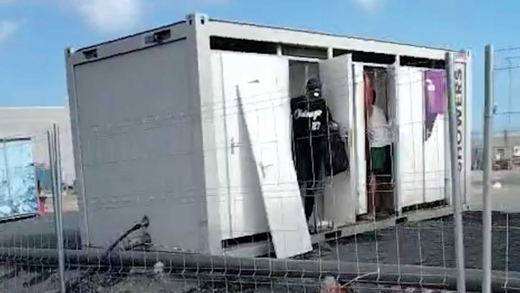 Módulo de duchas instalado en el campamento para inmigrantes de Ceuta. (Vídeo: DAUBMA).