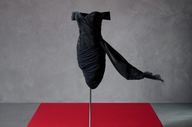 lady di vestido negro venganza subasta