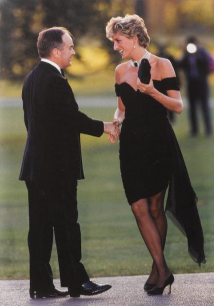 lady di vestido negro venganza subasta