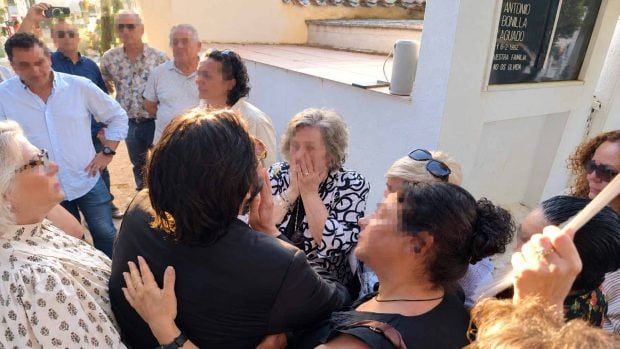 Rafael Amargo en el último adiós a su padre. (Foto: COOL)