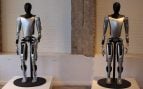 Dos robots humanoides Optimus de Tesla expuestos en una tienda de la marca en Estocolmo