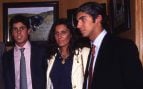 Francisco y Cayetano Rivera junto a su madre, Carmen Ordoñez. (Foto: Europa Press)