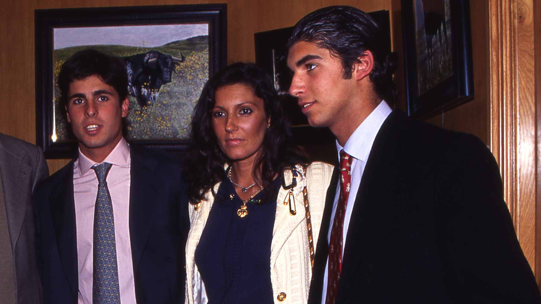 Francisco y Cayetano Rivera junto a su madre, Carmen Ordoñez. (Foto: Europa Press)