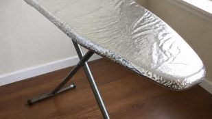 Papel de aluminio en la mesa de la plancha