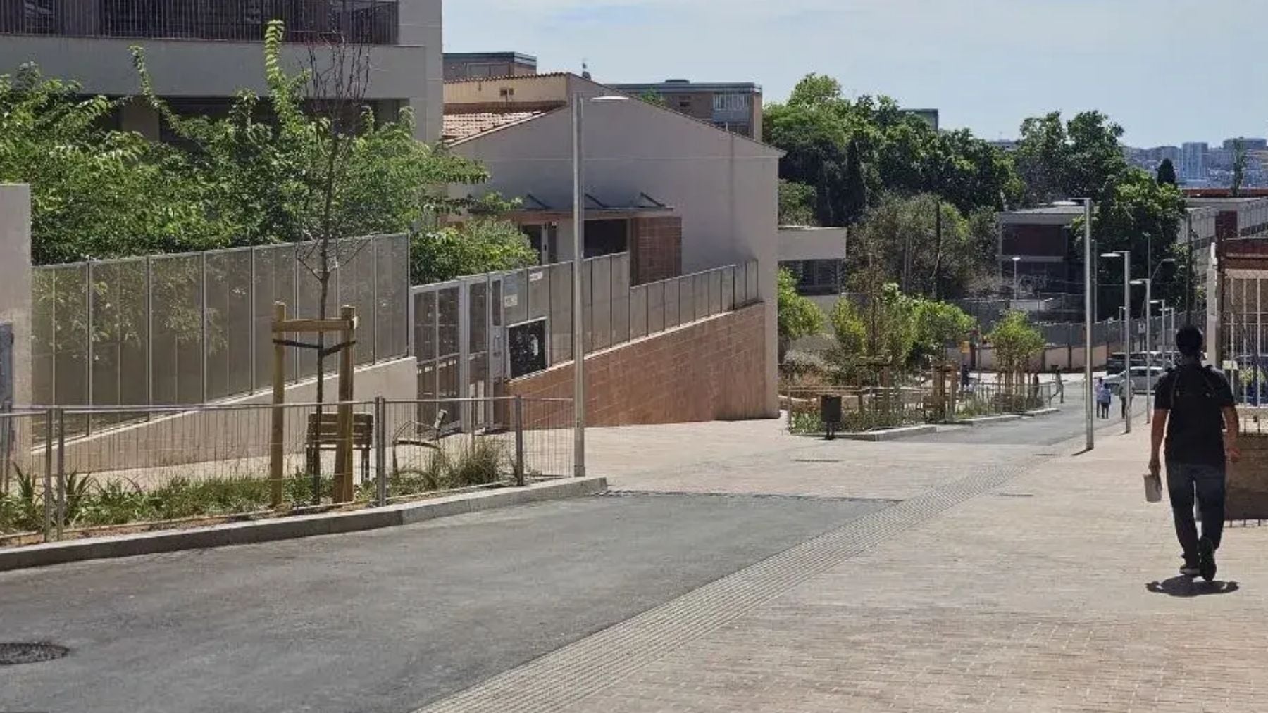 Vía urbana de plataforma única (EP).