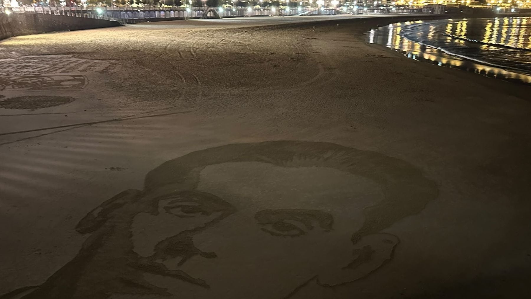 Retrato de García Lorca en la playa de La Concha. (OKDIARIO)