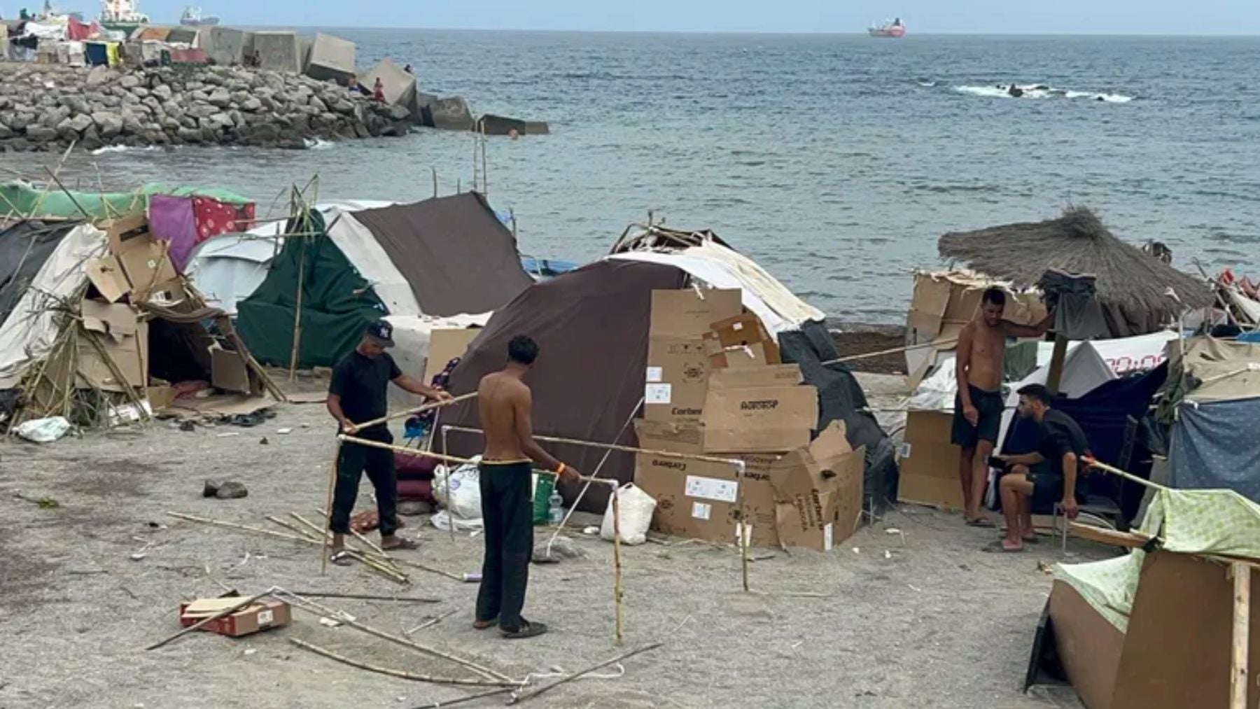 Dos inmigrantes ilegales marroquíes agreden sexualmente a una menor de 17 años junto a la desalinizadora