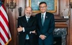 Lip-Bu Tan, consejero delegado de Intel, a la derecha, junto al secretario de Comercio de Estados Unidos, Howard Lutnick, en 2025