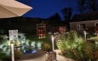 Jardín iluminado de noche de Lynster House, la casa de huéspedes de Monaghan (Irlanda) que busca voluntarios