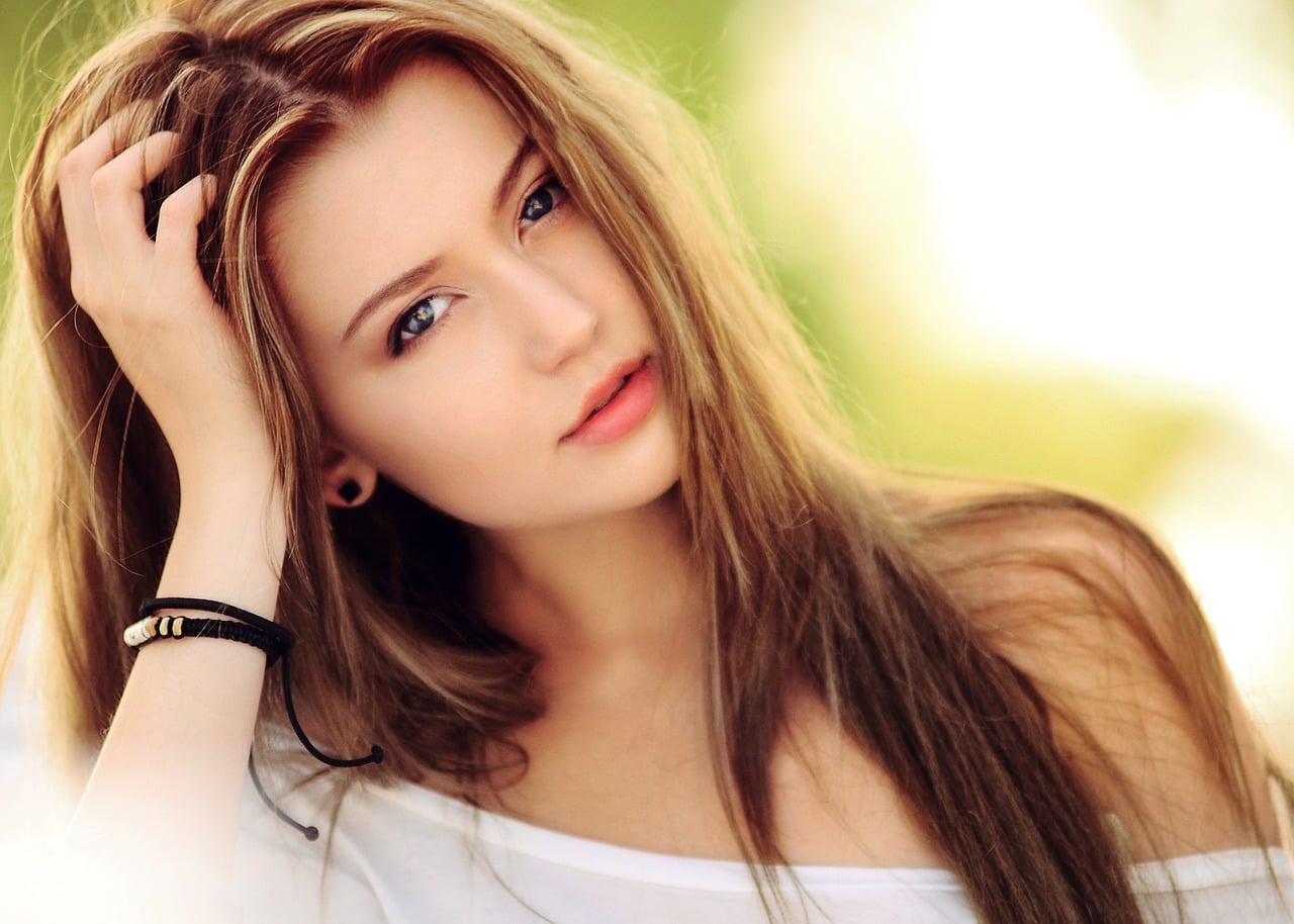 Ni tono cobre ni chocolate: el color de pelo que rejuvenece a partir de los 50 años y va a ser tendencia este otoño