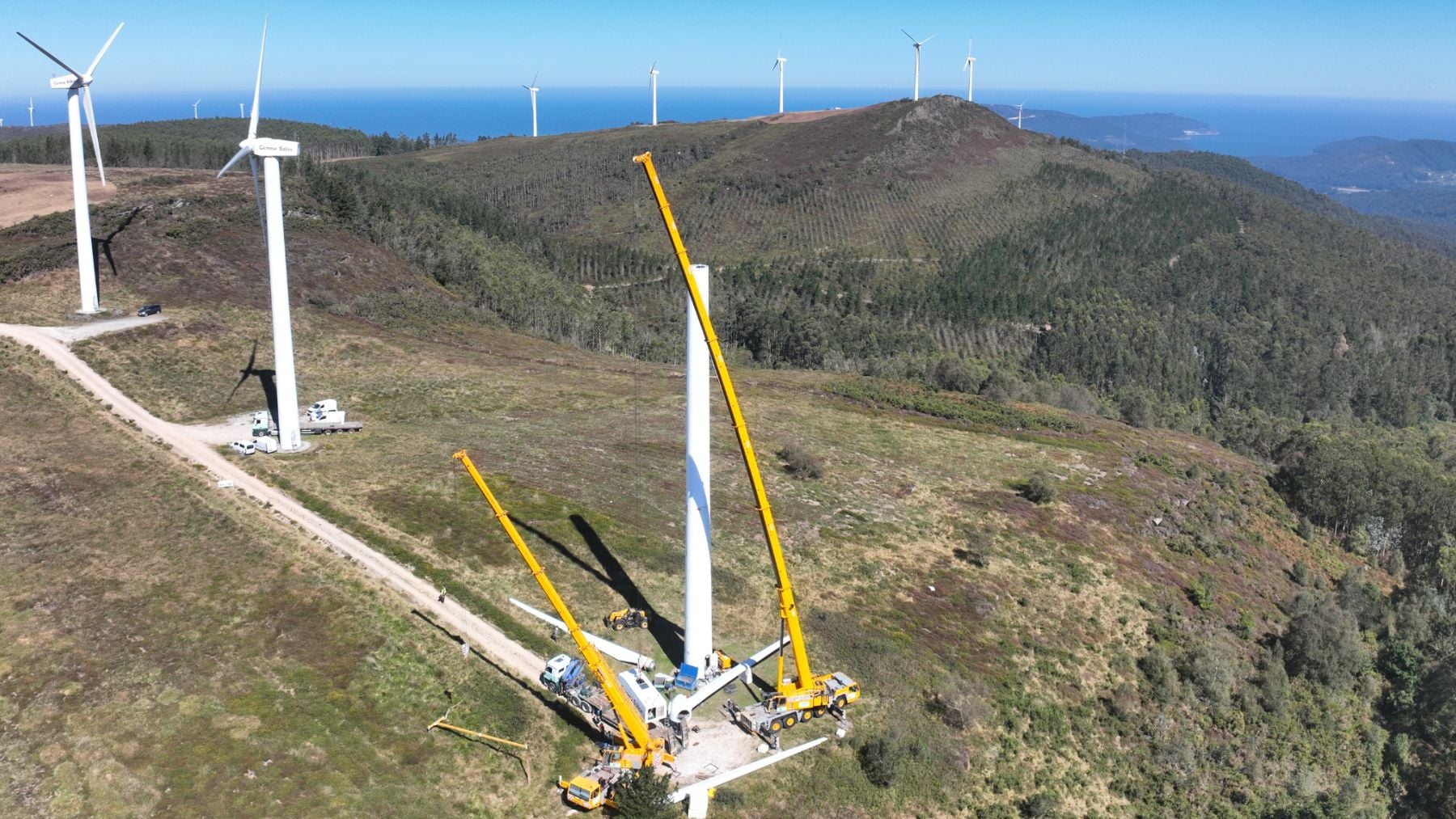 Montaje de los nuevos aerogeneradores de Endesa en Coriscada, Galicia. (Foto: Endesa).
