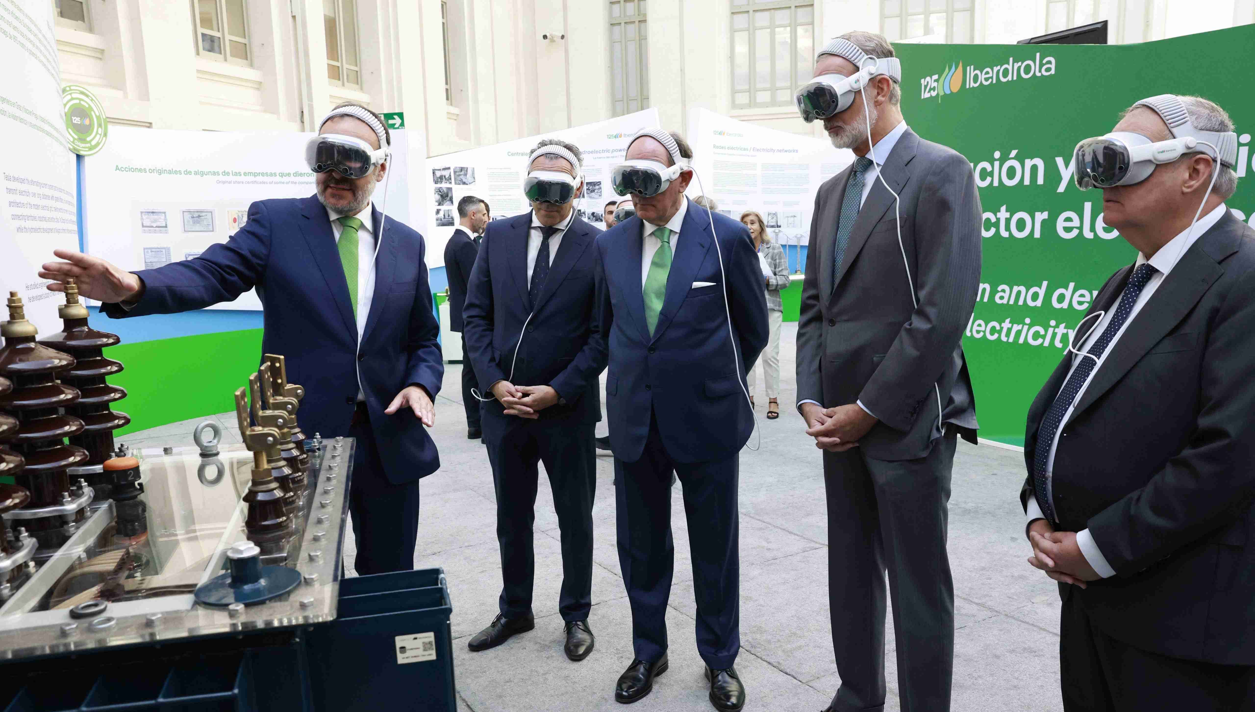 S.M Felipe VI visita junto al presidente de Iberdrola, Ignacio Galán, la exposición ‘Un viaje electrizante: una experiencia inmersiva Iberdrola’