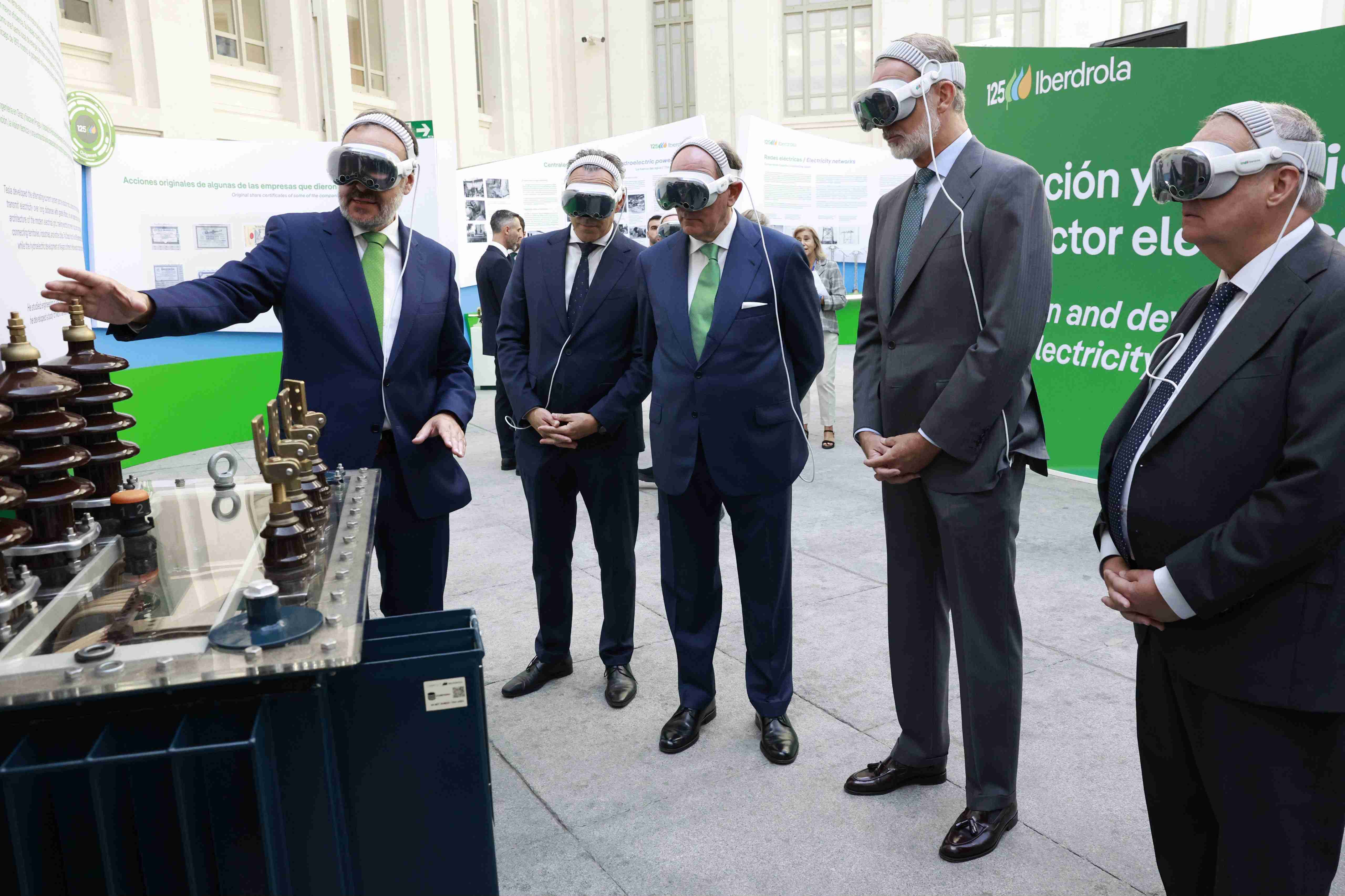 S. M. el Rey inaugura la exposición sobre la evolución tecnológica y el futuro de la electricidad organizada por Iberdrola