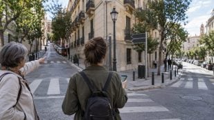 a dónde o a donde en español, regla acentuación adónde, cómo escribir adónde o adonde en español, a dónde o adónde en la RAE, acentuación RAE.