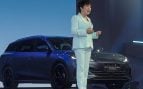 Stella Li, vicepresidenta ejecutiva de BYD, sobre el escenario del salón IAA de Múnich junto a un coche de la marca