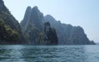 Paisaje kárstico del lago Cheow Lan, en el parque nacional de Khao Sok, Surat Thani (Tailandia)