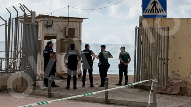 Así está hoy la frontera de El Tarajal con apenas un guardia civil custodiando la entrada por la que entraron 80.000 invasores